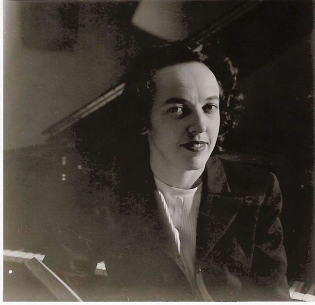 arnett-sandra-piano.jpg