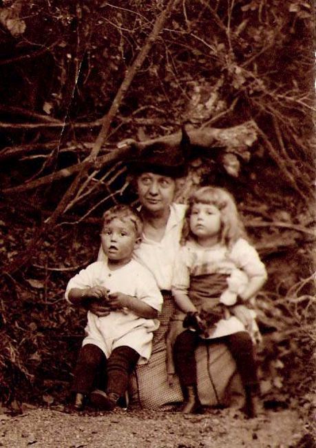 arnett-van-dorothy-munudge.jpg